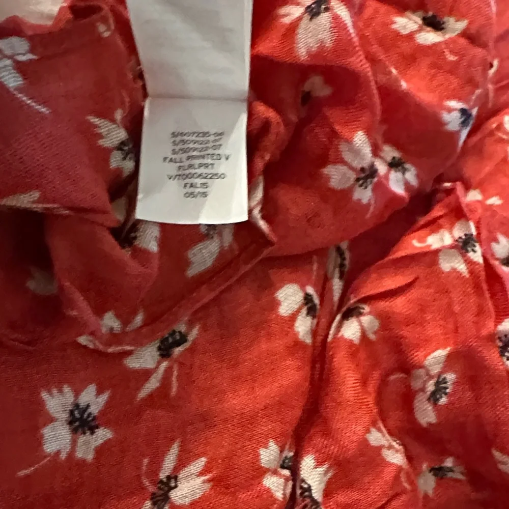 GAP Red Floral Scarf Size 23^72